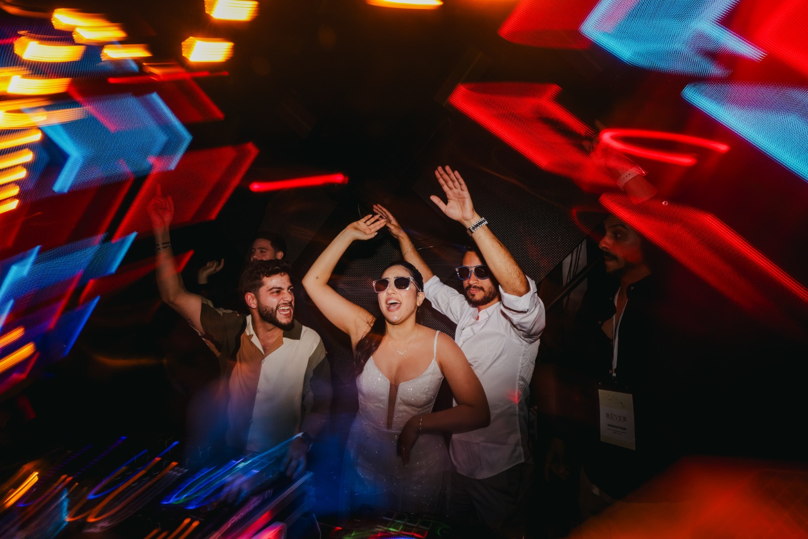 מסיבה עם אורות ניאון